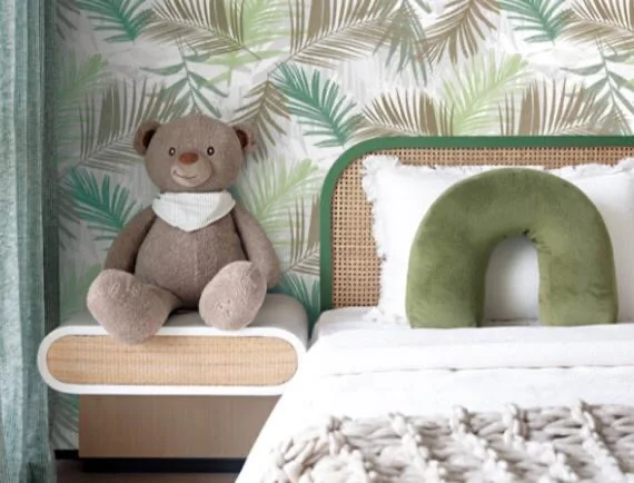 Quarto infantil com papel de folhagens tropicais