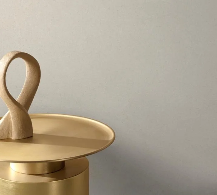 Ambiente neutro com detalhe decorativo dourado