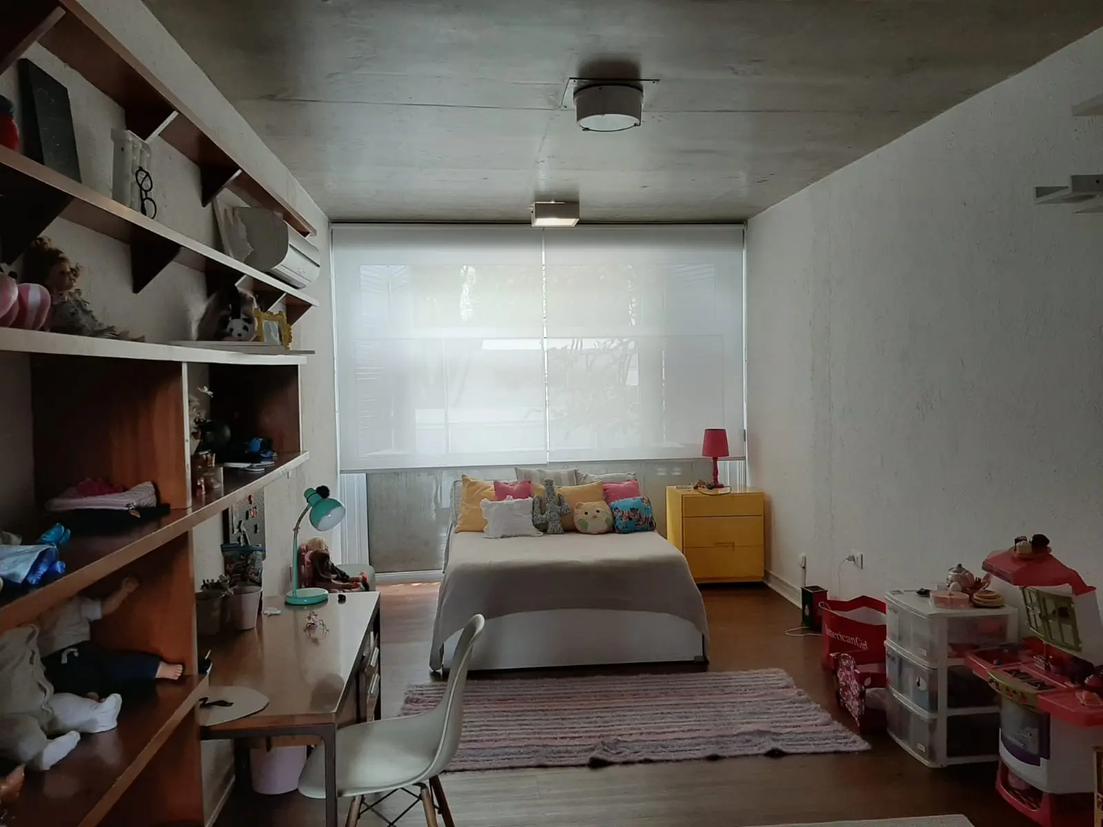 Quarto com persianas Rolô claras